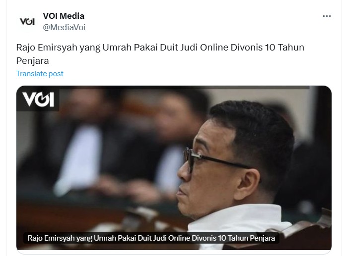 An X post from @MediaVoi showing Rajo Emirsyah in court during the online casino protection racket trial.