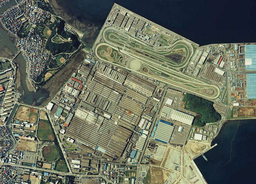 An aerial view of the Nissan Oppama Plant and the surrounding area taken in 1983.