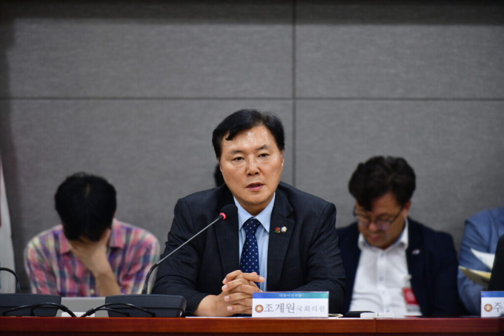 The South Korean lawmaker Cho Gye-won (center), a member of the ruling Democratic Party.