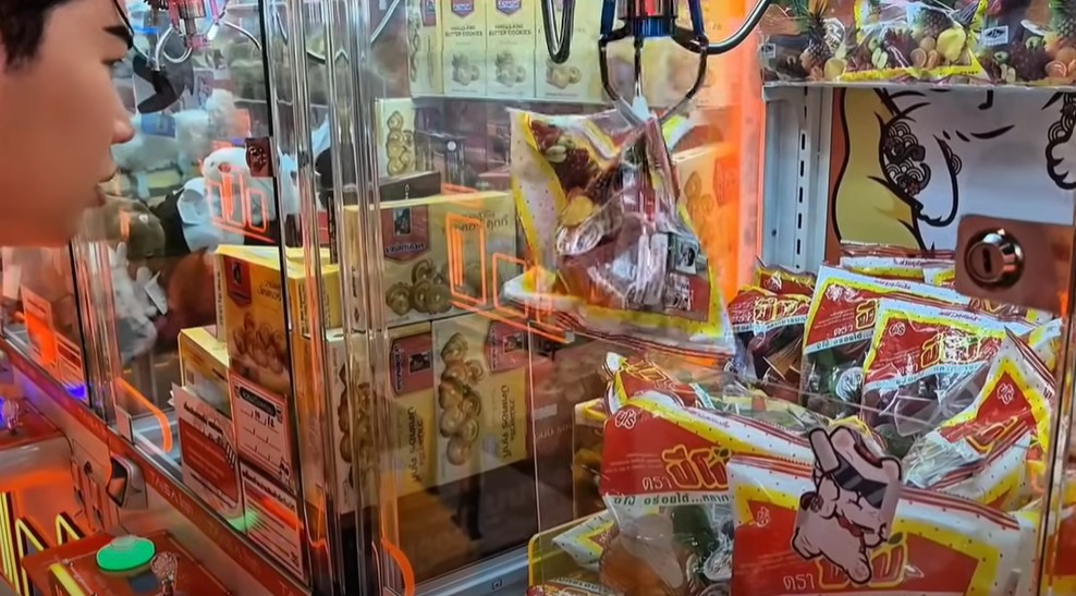A famous Thai YouTuber plays a claw machine.