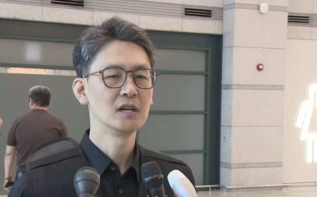 Park Jae-suk, the National Police Agency’s Director of International Cooperation, speaking at Incheon International Airport ahead of the repatriation of 49 South Korean suspects.