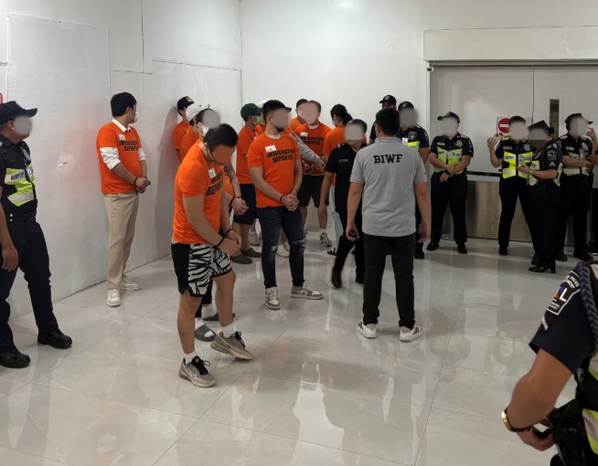 South Korean suspects awaiting deportation at Ninoy Aquino International Airport in the Philippines on the morning of September 3.