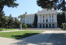 Front view of the California State Capitol building in Sacramento on a sunny day.