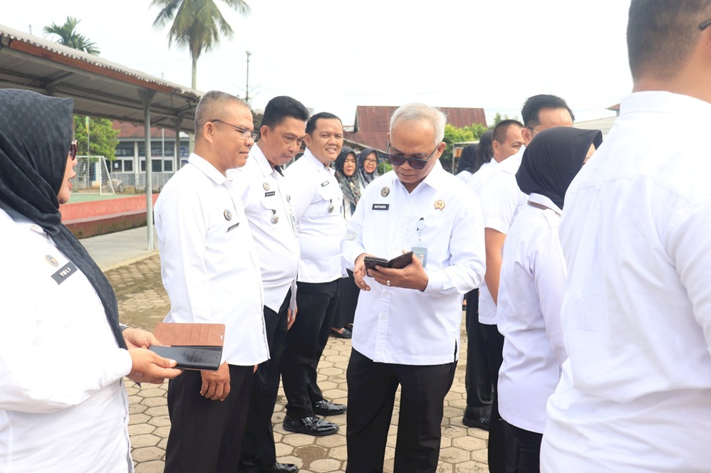 Jambi Prison Chief Batara Hutasoit checks prison guards’ cell phones to look for evidence of online gambling.