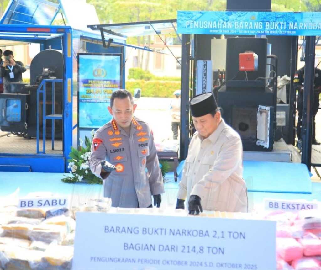Indonesian President Prabowo Subianto (right) inspects confiscated narcotics during a visit to the National Police (Polri) headquarters last week.