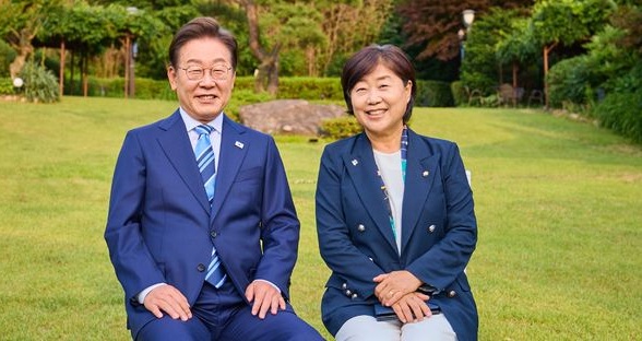 The South Korean lawmaker Seo Young-kyo (right) with President Lee Jae-myung (left).