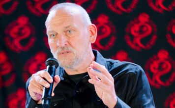 Doctor Who Actor Christopher Eccleston Joins Calls For Gambling Ad Ban In UK Actor Christopher Eccleston at Rose City Comic Con