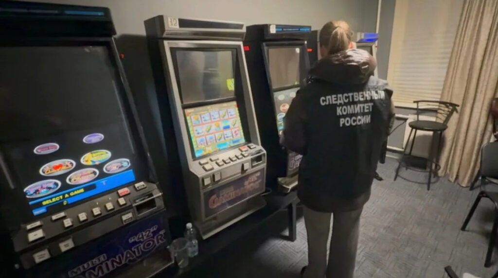 Police investigate an illegal slots hall in a St. Petersburg apartment.
