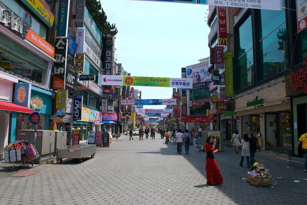 தென் கொரிய இளம் பருவத்தினர் சூதாட்டத்திற்கு அடிமையானவர்கள் நகைக் கொள்ளைக்குப் பிறகு சிறையில் அடைக்கப்பட்டனர்